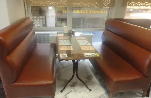 Pencere kenarında deri koltuklu masa