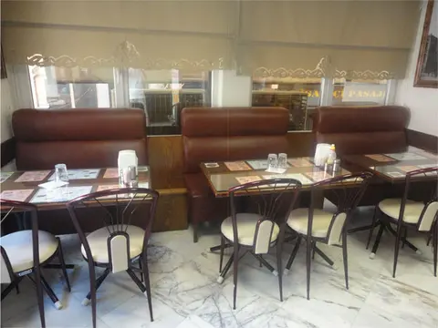 Masalar ve pencere kenarı koltuklar